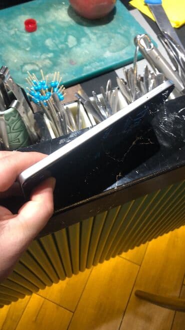 Great Wall: Smartfon – 6.1–6.3 düym təxmini ölçülü tam ekranlı model - Rəng — 2