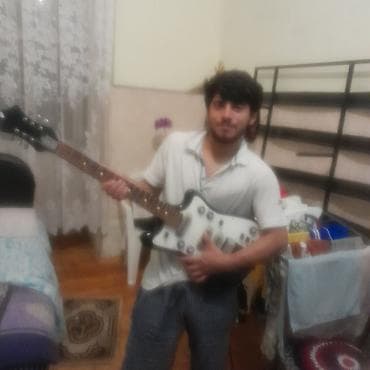 elektro qitara: Elektrik gitara – retro üslublu korpus və ön paneldə bir neçə — 1