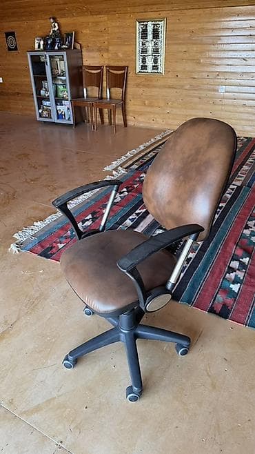 Ofis kreslosu – təkərli, tənzimlənən model - Material: qəhvəyi rəngli — 1