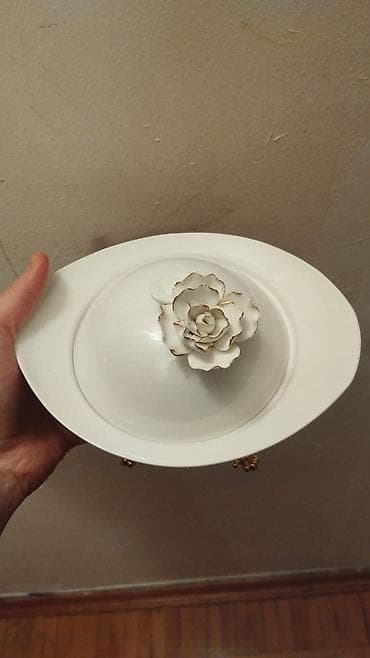 solfet qabı: Porselen qapaqlı qab – dekorativ ayaqlı - Material: ağ porselen — 2