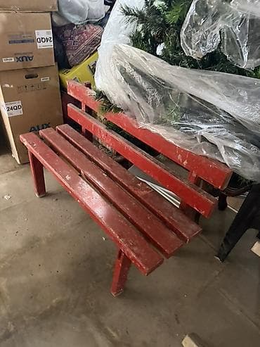 Qırmızı taxta skamya - Material: bərk taxta lövhələr, metal vurğu