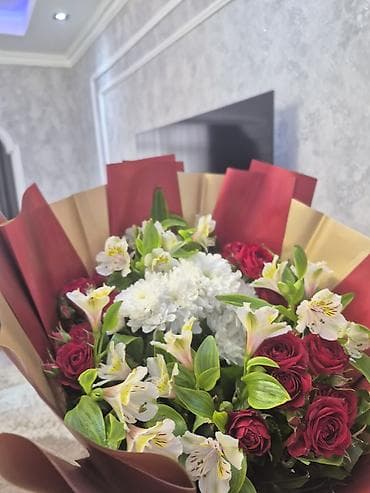 su krantı: Qırmızı qızılgül, ağ xrizantema və alstroemeriyadan ibarət zərif buket — 2