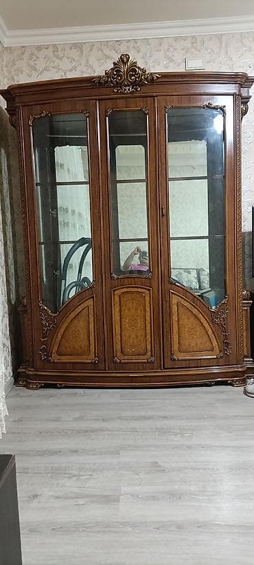 Şüşəli dolab vitrini