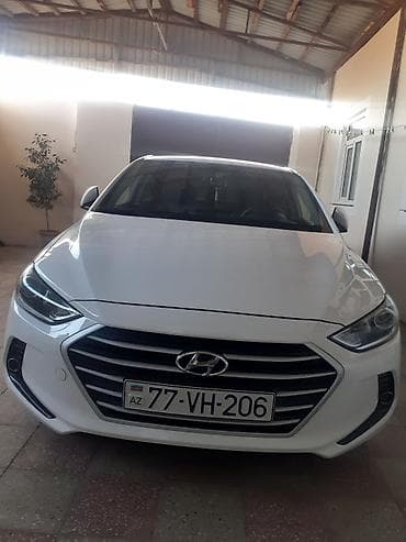 Hyundai Avante sedan – ağ rəng, şəhər və magistral üçün rahat və