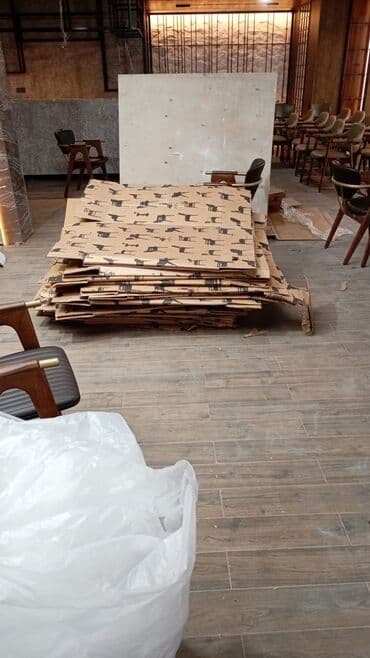 Karton qutular – iri ölçülü, yastı şəkildə yığılmış. Məhsul təsviri