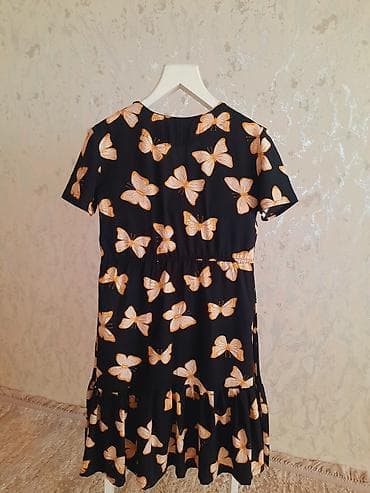 Qadın paltarı – qara fon üzərində narıncı-ağ kəpənək printi - Model — 1