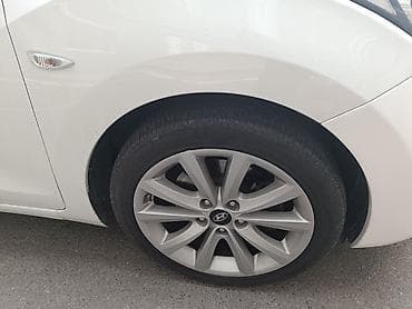 125 cc motor: Hyundai i30 hatchback – ağ rəng, şəhər üçün ideal kompakt model — 1