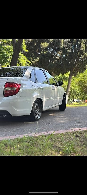 led işiqlar: Lada Granta sedan, ağ rəng, 4 qapı, geniş salon və rahat oturacaqlar — 2