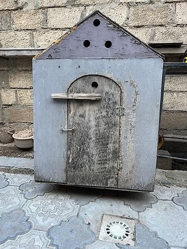 it yatagi: Taxtadan hazırlanmış, qapısı olan it evi. İtinizi küləkdən, yağışdan — 3