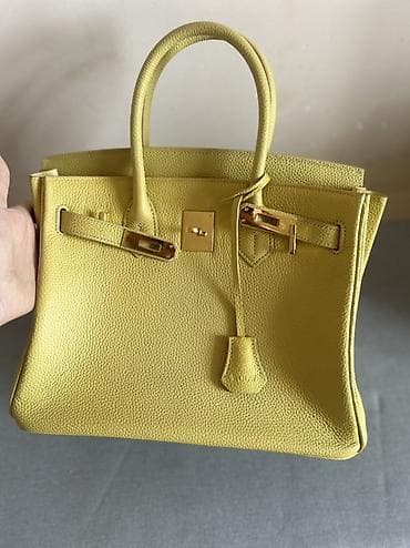 gozluk: Zərif sarı rəngdə strukturlaşdırılmış qadın əl çantası.Ingilterenin — 1