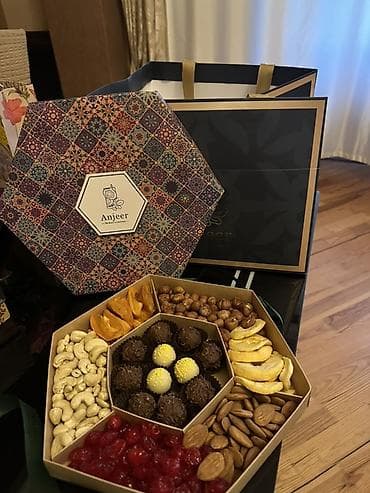 gozel profil sekilleri: Anjeer hədiyyə qutusu – lüks assorti Tərkib: - Mərkəzdə şokoladlı — 1