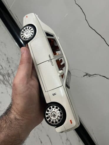 домики для кукол: Miqyaslı model avtomobil – ağ rəngdə, portağal salonlu lüks sedan. - — 1