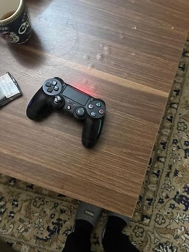 плейстейшен 4 слим: PlayStation 4 Slim oyun konsolu - Rəng: qara, yığcam Slim korpus - Ön — 4