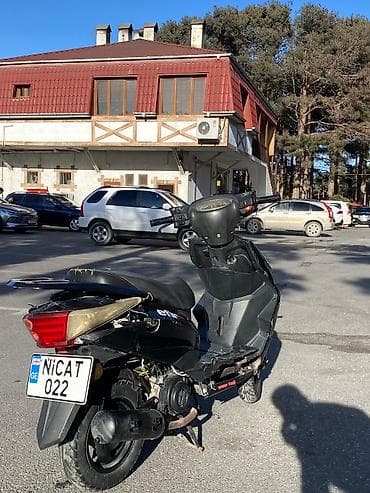 kuba 150 motor: Şəhər içi sürüş üçün kompakt skuter/moped. Xüsusiyyətlər: - Korpus — 2