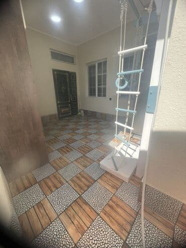 memar ecemi kiraye: 4 otag - Zal: Geniş və işıqlı otaq, kristal lüstrlü asma tavan — 25