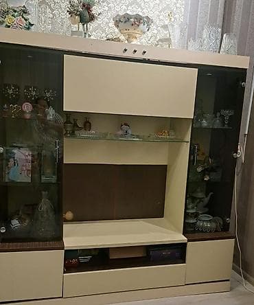 Düz TV altlığı, Polkalı, Laminat