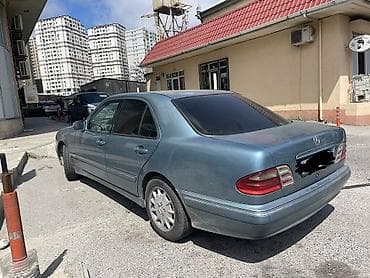 w210 oturacaq: Mercedes-Benz E-Class (W210) sedan - Gövdə: 4 qapılı sedan, açıq mavi — 4