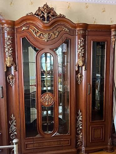 qab iskafi: Az işlenmiş temiz Malaziya mebelidir Klassik üslubda vitrinli qonaq — 1