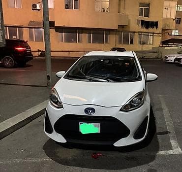 teker lassa: Toyota Aqua (hibrid hatchback) - Kuzov: ağ rəng, 5 qapı, kompakt — 1