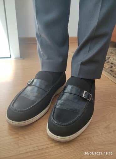 fitnes üçün qadın krosovkaları: Ağ rəngli qalın dabanı olan, qara rəngdə unisex loaferlər. Ayaqqabının — 1