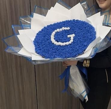 Mavi güllərdən hazırlanmış nəhəng buket – mərkəzdə ağ güllərlə “G”