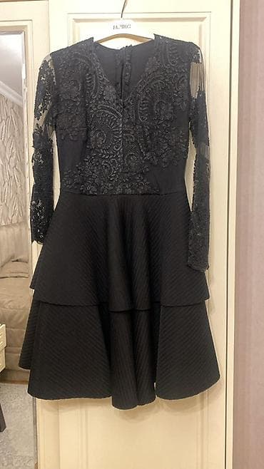 Qara rəngli zərif qadın paltarı - Model: qısa (dizüstü), A-kəsim, 2