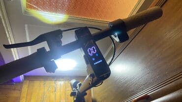 Elektrik skuter - Güclü ön fara və gövdə boyunca LED işıq zolağı –