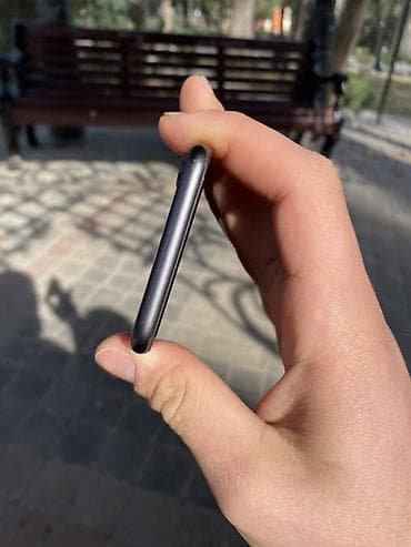 google pixel 6: IPhone 8, Qara, Barmaq izi — 6