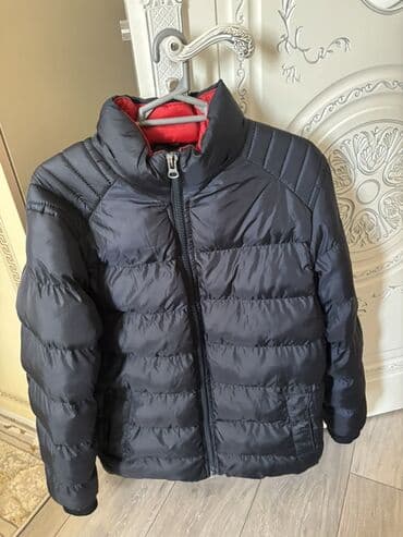 Tünd lacivərt rəngdə kişilər üçün şişmə qış gödəkçəsi. Xüsusiyyətlər