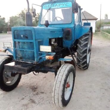 Mavi rəngli Belarus traktoru. Bu model kənd təsərrüfatı və digər ağır