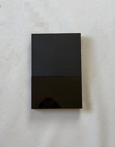 playstatio: PlayStation 2 oyun konsolu dəsti. Dəstə şəkildə görünənlər daxildir — 2
