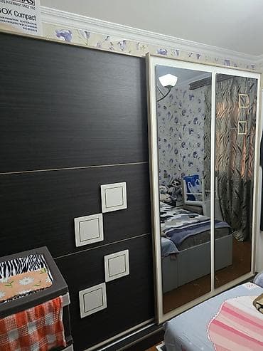 sade mebeller: Yataq otağı mebel dəsti - Ağ rəngdə üç qapılı şkaf: düz səthli, xrom — 3