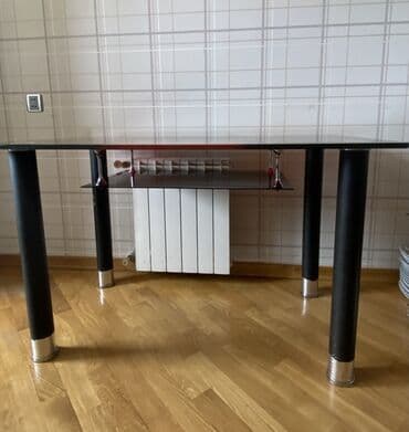 metbext esyalari: Düzbucaqlı şüşəli masa, qara və qırmızı rənglərin kombinasiyası ilə — 3