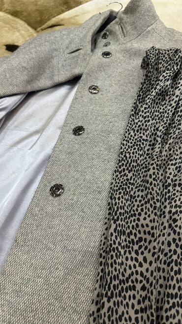 Boz rəngli qadın palto - Klassik, dairəvi fakturalı toxuma; düz kəsim — 1