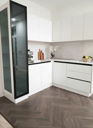 Ağ rəngli, müasir dizaynlı mətbəx mebeli dəsti. Dolablar quraşdırılıb