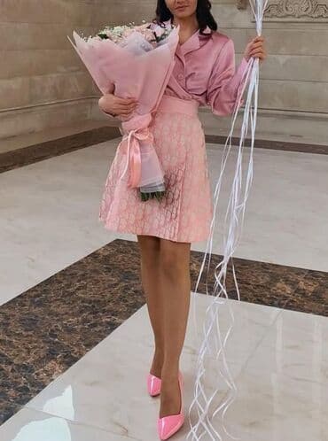 Zərif çəhrayı qadın geyim dəsti - Üst: atlas fakturalı, yumşaq