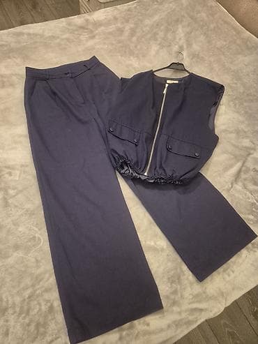 Tünd göy rəngli iki hissəli dəst: - Pencək əvəzi geyilə bilən qolsuz