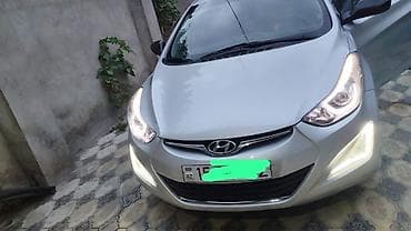 tek oturacaqlar: Hyundai Elantra – gümüşü rəng, sedan kuzov Xüsusiyyətlər: - Benzin — 3