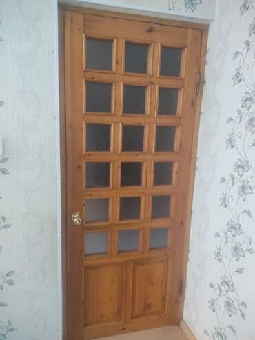 susta: Taxta qapılar . ümumi 6 qapıdır 2 hamam üçün 3 otaq bir mətbəx — 1