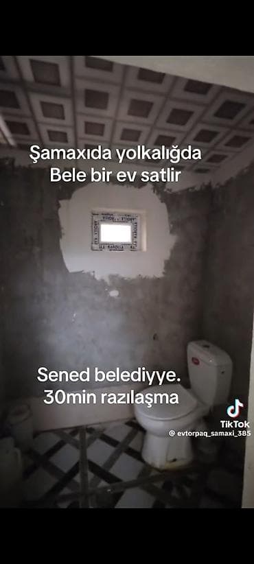 ev heyet: Şamaxıda, yol kənarında yerləşən ev satılır. Xüsusiyyətlər: - Rahat — 4