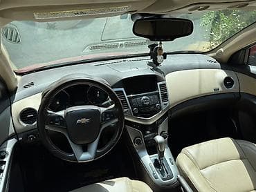 Nəqliyyat: Chevrolet Cruze sedan – qırmızı rəngdə, şəhər və tras üçün universal — 7