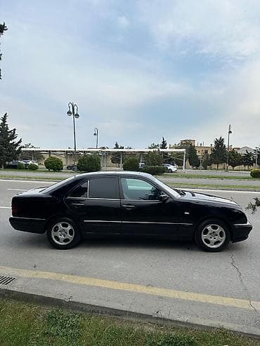Mercedes-Benz E-Class W210 sedan - Kuzov: 4 qapılı sedan, qara rəng -