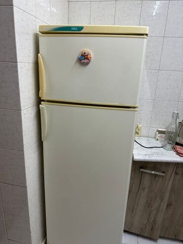 Stinol iki qapılı soyuducu - Üst kamera: dondurucu, rəfli quruluş