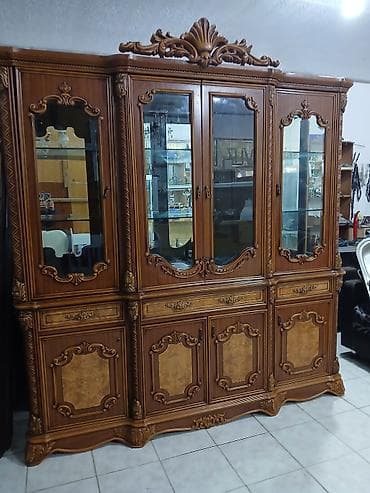 Klassik üslublu böyük vitrin-bufet - Material: təbii ağac üzərində