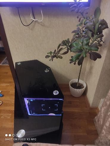 divarda kitab refleri: Künc Tv altlığı, Polkalı, Şüşəli — 3