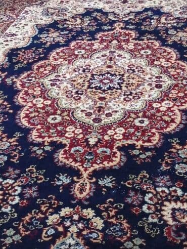 ziynət əşyaları: Herat xalça klassik. Almaniya istehsalı, 3m×2m ölçüdə. Yalnız divarda — 8