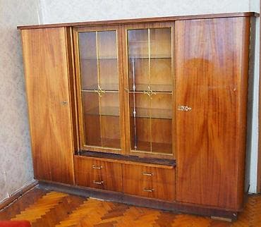 Klassik üslubda iri divar bufeti/vitrin - Material: ağac (təbii şpon