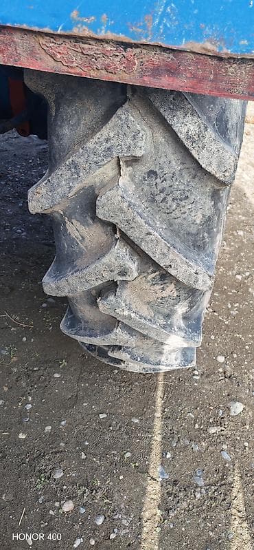 Moyka avadanlığı: Mavi rəngli kabinli təkərli kənd təsərrüfatı traktoru. Texniki — 6