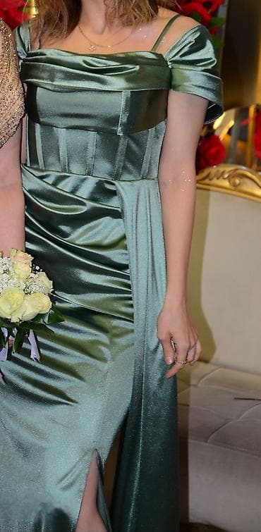 qizil cep: Zərif atlas fakturalı, adaçayı-yaşıl tonlarda ziyafət/libas. - Model — 1