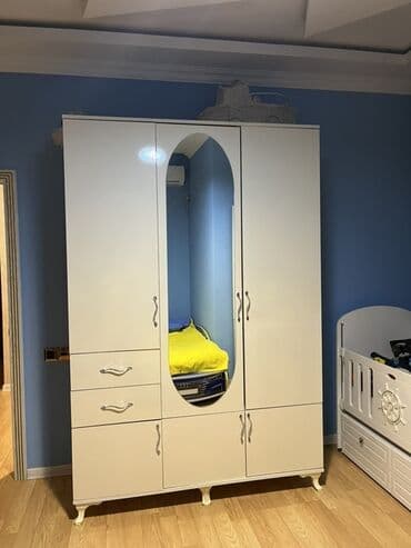 вешалка в прихожую настенная: Распашной, 3 двери Прямой шкаф, Шифоньер — 1